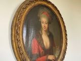 un tableau représentant une femme en robe rouge accroché au mur