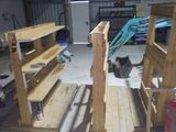 un chat assis sur une étagère dans un garage