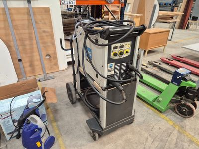 a machine that is sitting in the middle of a room