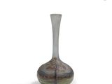 un vase en verre posé sur une surface blanche