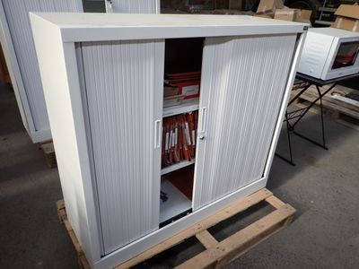 une photo d'une armoire de rangement métallique dans un entrepôt