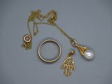 collier plaqué or orné d'une perle et d'un pendentif en forme de main de Hamsa
