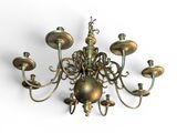 l'image d'un lustre à cinq lumières suspendu au plafond