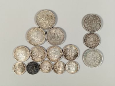 un lot de pièces de monnaie posées sur une table