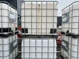 de nombreux récipients remplis d'eau posés sur un parking