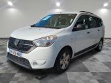 la photo d'une petite camionnette blanche garée dans un garage