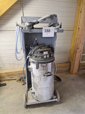 une machine qui se trouve à l'intérieur d'un bâtiment