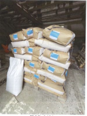 une pile de sacs de ciment posée par terre