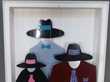 une photo d'une photo représentant un homme et une femme portant des chapeaux