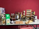 une table sur laquelle sont disposés de nombreux plats différents