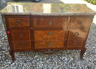 une commode ancienne avec un plateau en marbre et des tiroirs