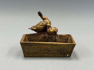sculpture en bronze représentant deux canards posés dans une jardinière en bois