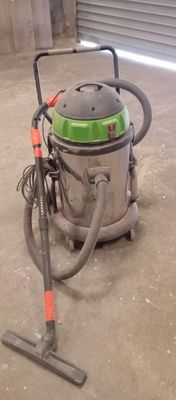 un aspirateur posé sur le sol du garage