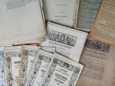 une pile de vieux livres posés sur une table