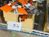 un caddie rempli de ballons orange dans un magasin