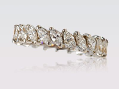 Alliance en or gris sertie de diamants navettes totalisant e…