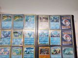 beaucoup de cartes pokemon sur la table