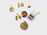 plusieurs types de bijoux différents sur une surface blanche