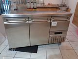 un comptoir en acier inoxydable muni de deux tiroirs