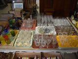 de nombreux verres et plateaux de boissons posés sur une table