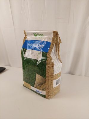 un sachet d'herbe posé sur une table à côté d'un ordinateur portable