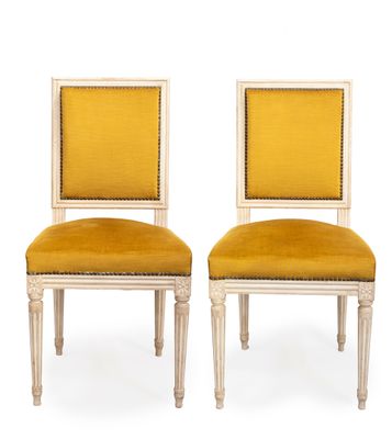 deux chaises avec des coussins rembourrés jaunes