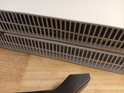 une paire de ciseaux posée par terre à côté d'un radiateur