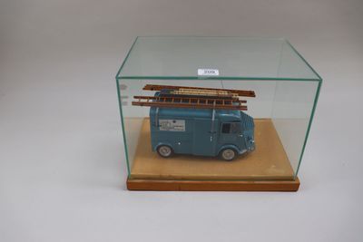une vitrine contenant un camion miniature