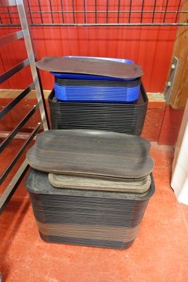 trois plateaux en plastique empilés les uns sur les autres dans une pièce