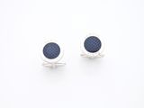 une paire de boutons de manchette en argent et émail bleu sur fond blanc
