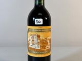 une bouteille de vin posée sur une table
