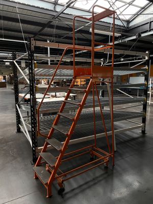 Escabeau de sécurité orange - Photo 1