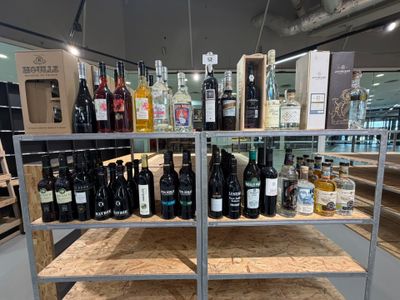 de nombreuses bouteilles de vin sur les étagères du magasin