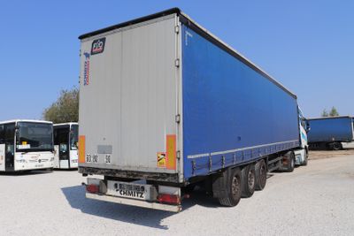 un camion garé à côté d'un bus
