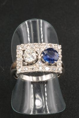 une image représentant une bague sertie de deux saphirs et de diamants