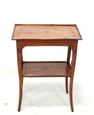 une image représentant une petite table en bois avec une étagère en dessous