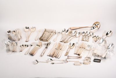 beaucoup d'argenterie sur une table blanche