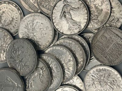 une pile de pièces d'argent posée sur une table