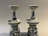 paire de vases bleus et blancs posés sur une table
