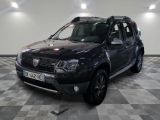 une photo d'un 4x4 noir garé dans un garage