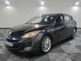 une photo d'une Mazda noire dans un showroom