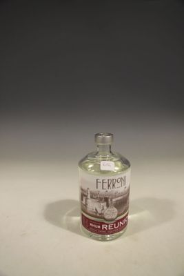 une petite bouteille d'alcool posée sur une table