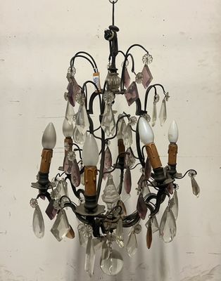 un lustre orné de nombreux éléments en verre suspendus