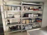de nombreux plats et bols sur les étagères de la cuisine