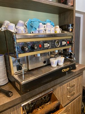 une machine à café posée sur un plan de travail