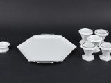 un groupe de petits objets blancs posés sur une table noire