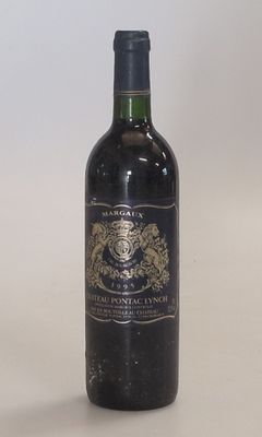une bouteille de vin posée sur une table