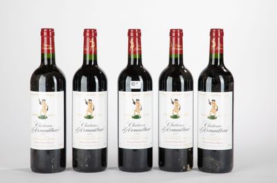 quatre bouteilles de vin rouge sont alignées sur une table