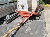 un chariot rouge avec une caisse blanche à l'arrière