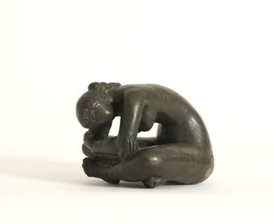 statue d'une femme tenant un bébé dans ses bras